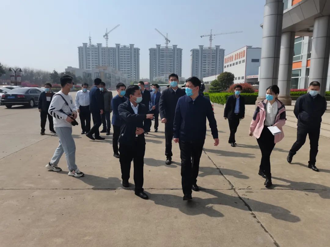 新沂市委书记陈堂清走访江苏优德88铝材，，，调研企业防疫稳生产事情